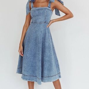 Selfie Leslie Blue Denim Midi Dress
